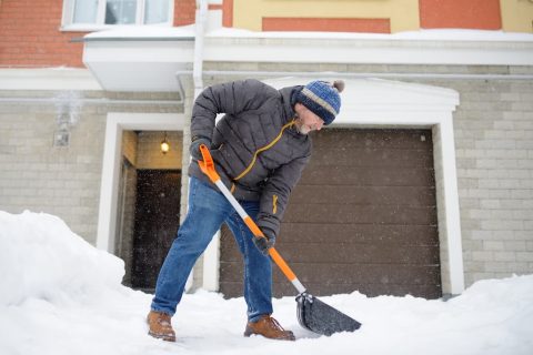 Pourquoi ma porte de garage s’ouvre mal en hiver ?